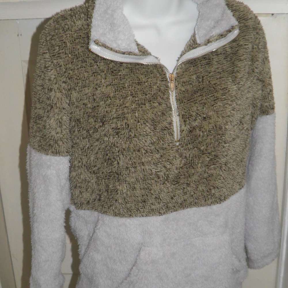 Two-Color Long Sleeve Zipper V Neck Soft Sherpa Sweater Kangaroo Pocket Fluffy